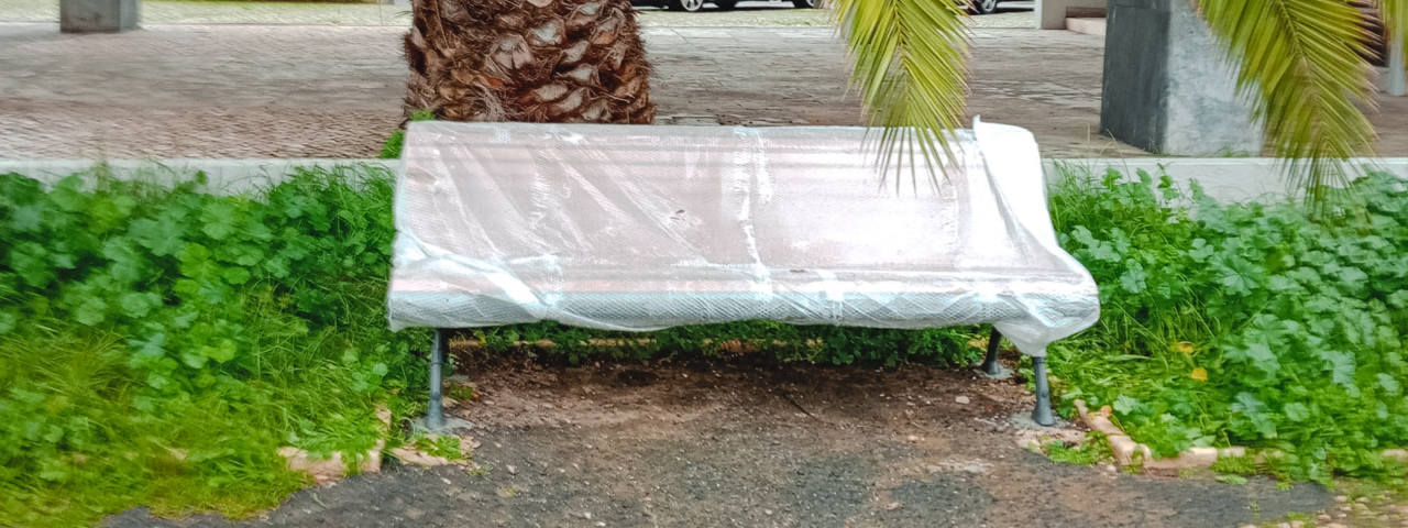 Novos bancos de jardim na Rua Abílio Lopes do Rego