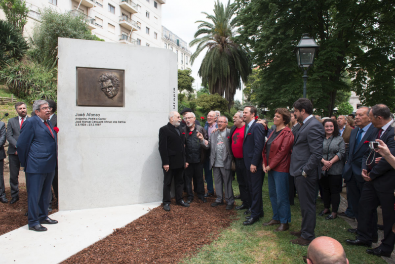 25 de Abril: Memorial a Zeca Afonso erguido no Jardim das Francesinhas