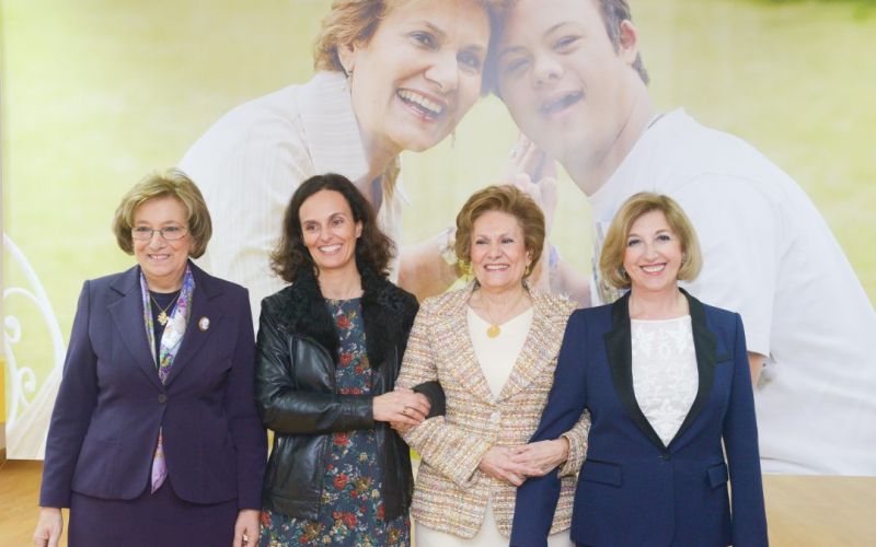 Maria Cavaco Silva: a primeira dama, a pedagoga, a Mulher