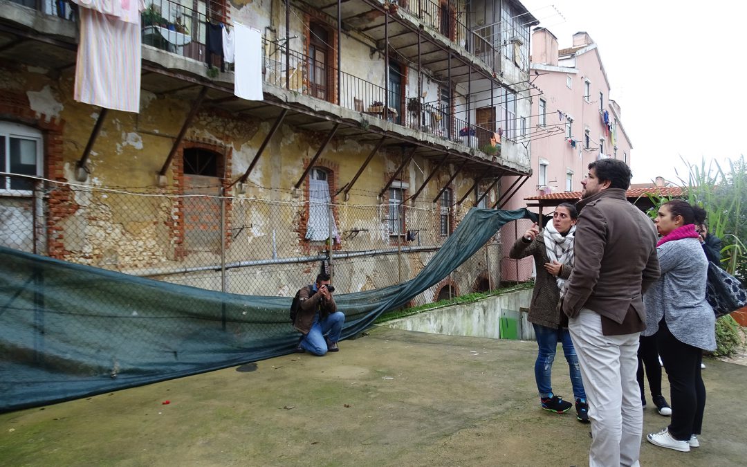 Luís Newton visita famílias desalojadas de edifício na Rua Possidónio da Silva