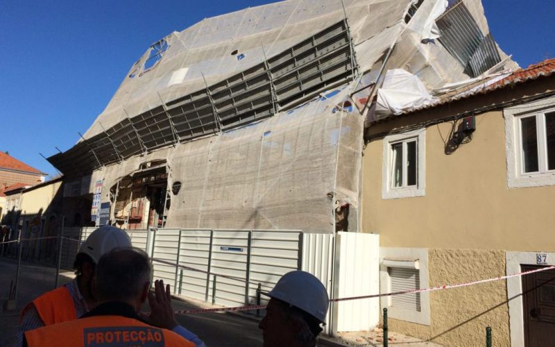 Derrocada da fachada de prédio na R. Saraiva de Carvalho | Junta da Estrela presente no apoio aos moradores