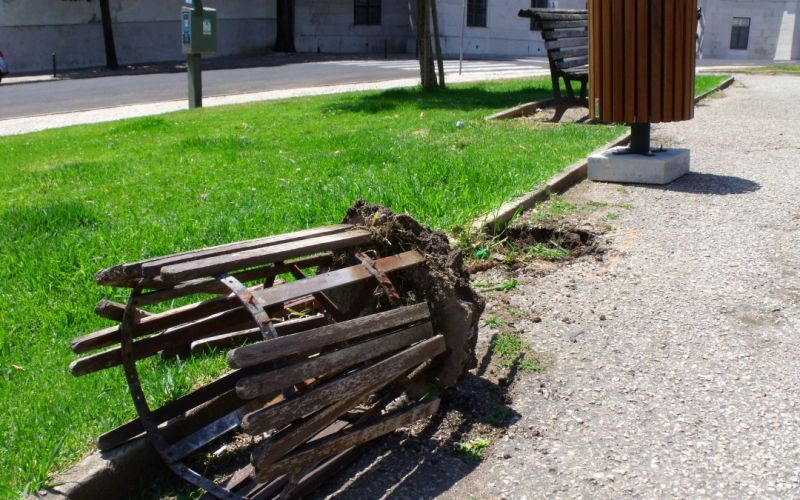 Jardim da Praça S. João Bosco já tem papeleiras novas