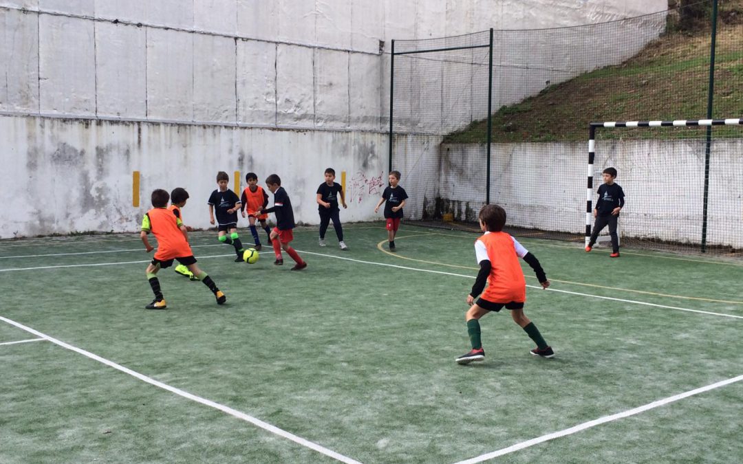 Encontro de futebol da Academia Estrela e do Gin&aacute;sio Clube Portugu&ecirc;s