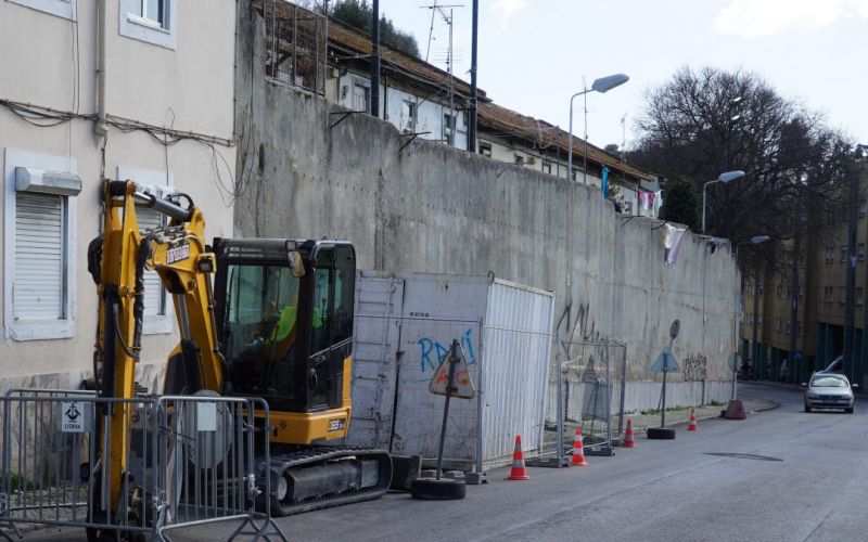 CML vai finalmente reparar buraco na Rua Maria Pia