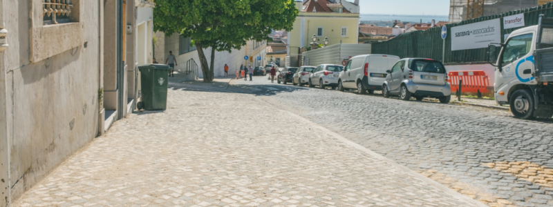 Requalificação dos passeios da Rua do Quelhas concluída