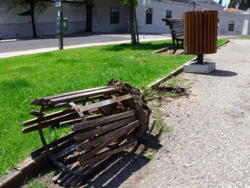 Jardim da Praça S. João Bosco já tem papeleiras novas