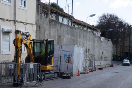 CML vai finalmente reparar buraco na Rua Maria Pia